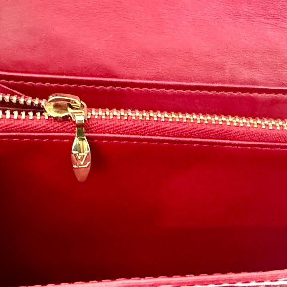 Authentic Louis Vuitton Sarah Wallet Vernis Red Pomme d’Amour - Picture 7 of 12